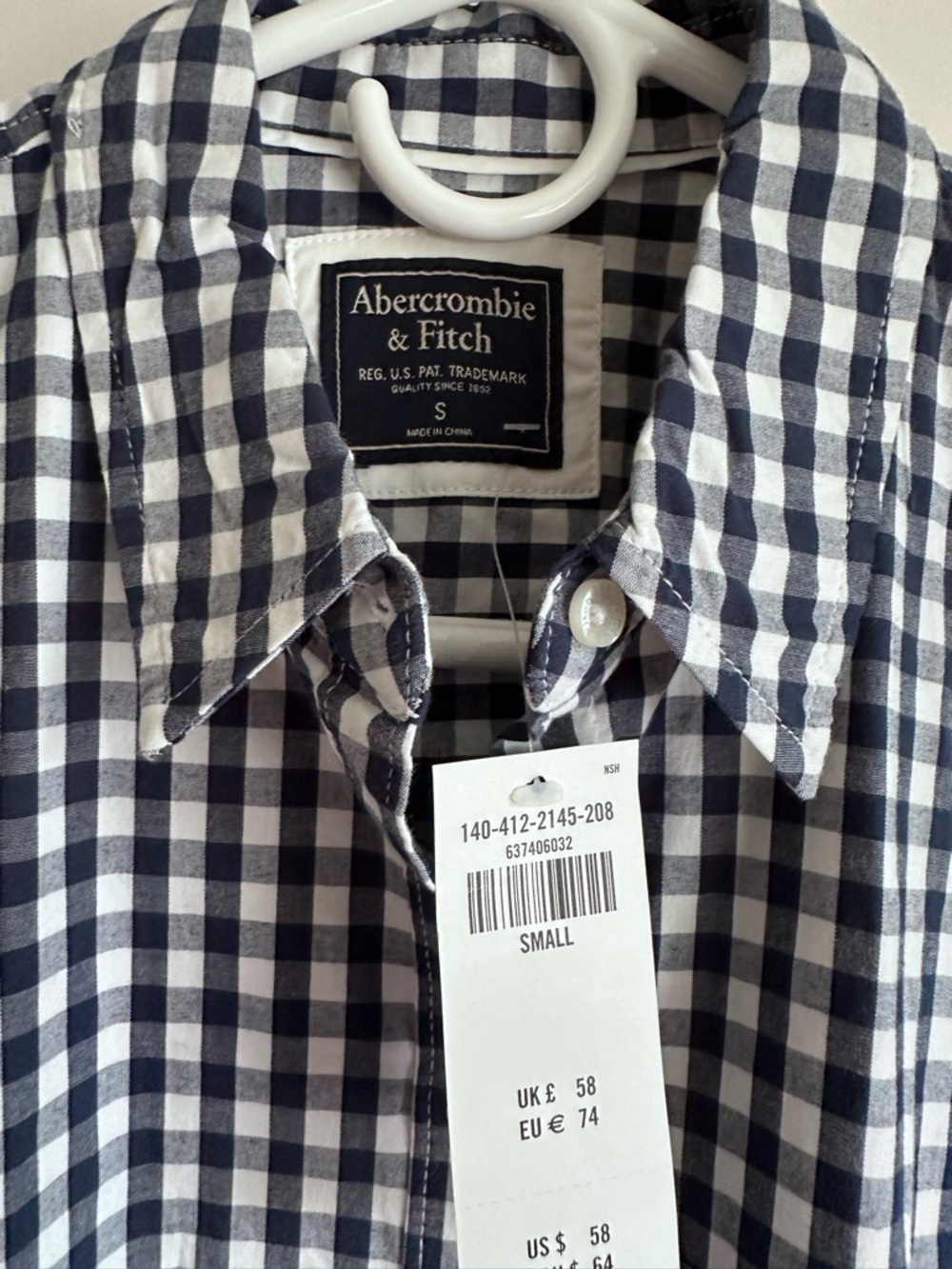 Abercrombie & Fitch Navy and White Gingham Women’s Button-Down Shirt - Picture 2 of 4